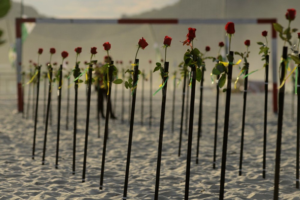 500 roses in memory of 500 thousand people - 2