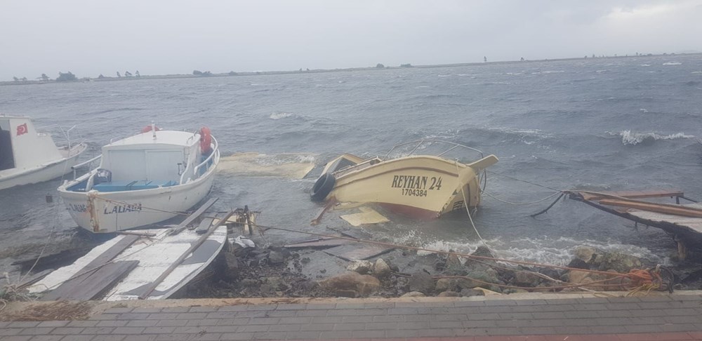 Ayvalık'ta fırtına: 20 tekne battı - 8