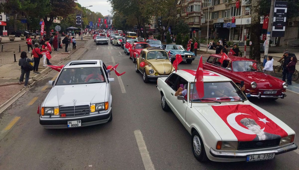 Kadıköy'de klasik otomobillerden Cumhuriyet konvoyu