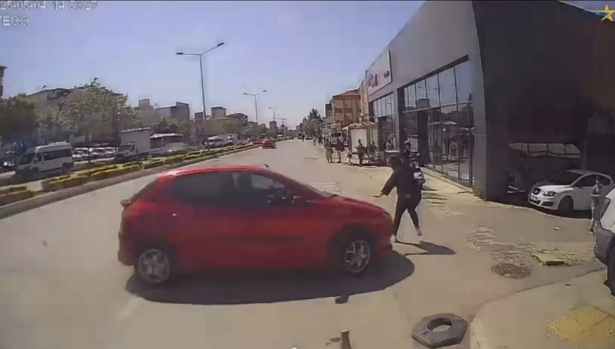 Otomobilin çarptığı kadın metrelerce savruldu