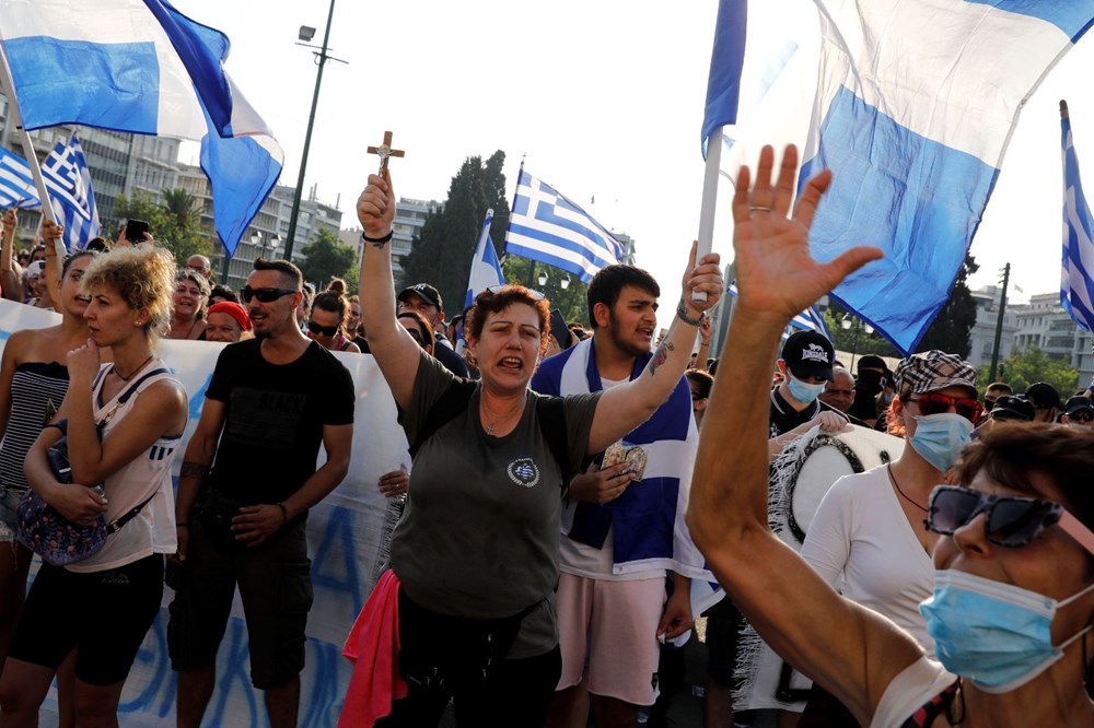 Yunanistan’da aşı karşıtları polisle çatıştı - 2
