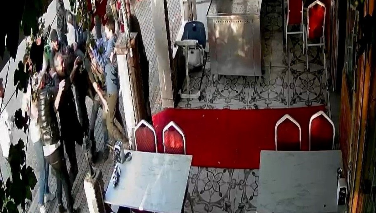Telefondaki beyran kavgası sokağa taştı: 10 kişi çorbacıyı bastı Telefondaki beyran kavgası sokağa taştı: 10 kişi çorbacıyı bastı
