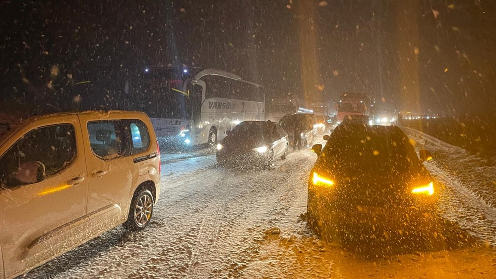 Ulaşıma kar engeli: Araçlar yolda kaldı, kazalar nedeniyle trafik durdu - 1