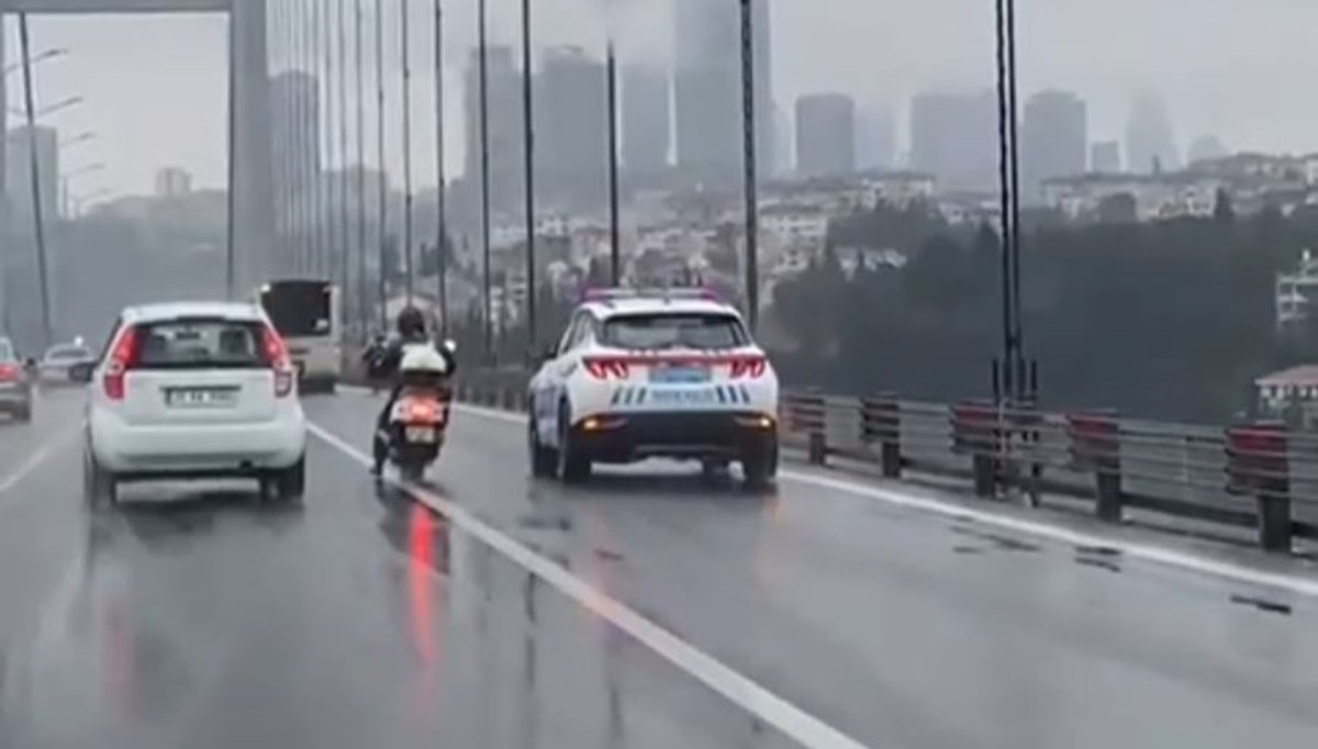 Fırtınada köprüyü geçmeye çalışan motosikletlilere kalkan Fırtınada köprüyü geçmeye çalışan motosikletlilere kalkan