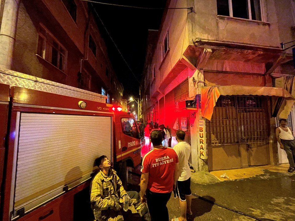 Bursa'da iki katlı binada yangın paniği - 1