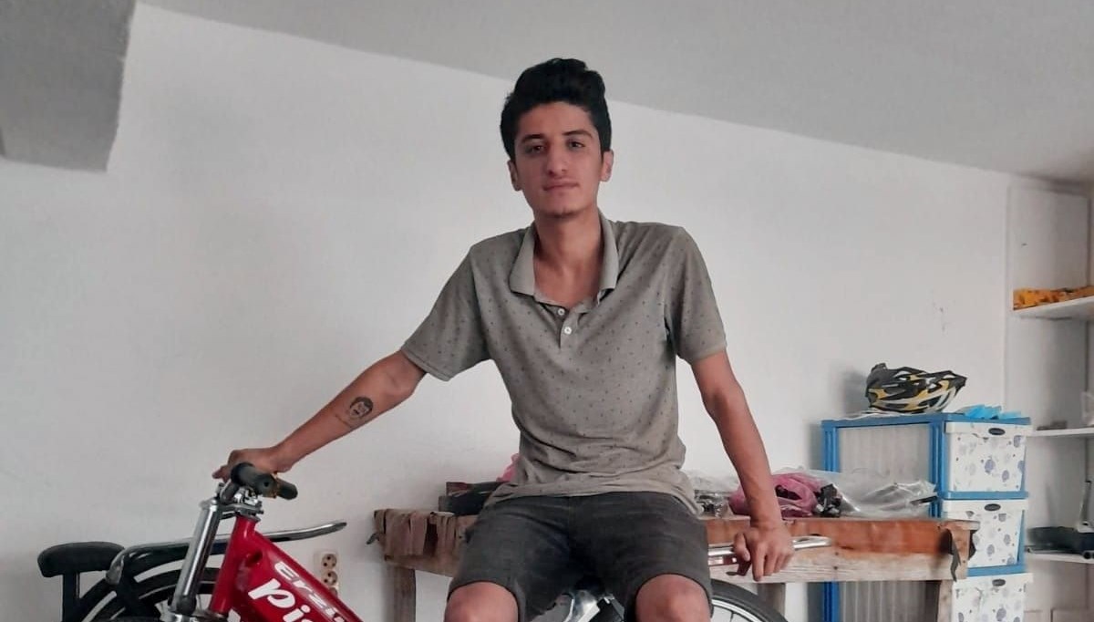Motosiklet direğe çarptı: 17 yaşındaki Cihan öldü, arkadaşı yaralı