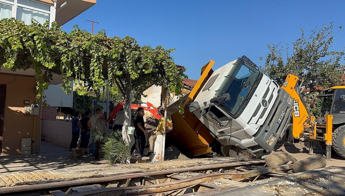 Kum yüklü kamyon çukura düştü