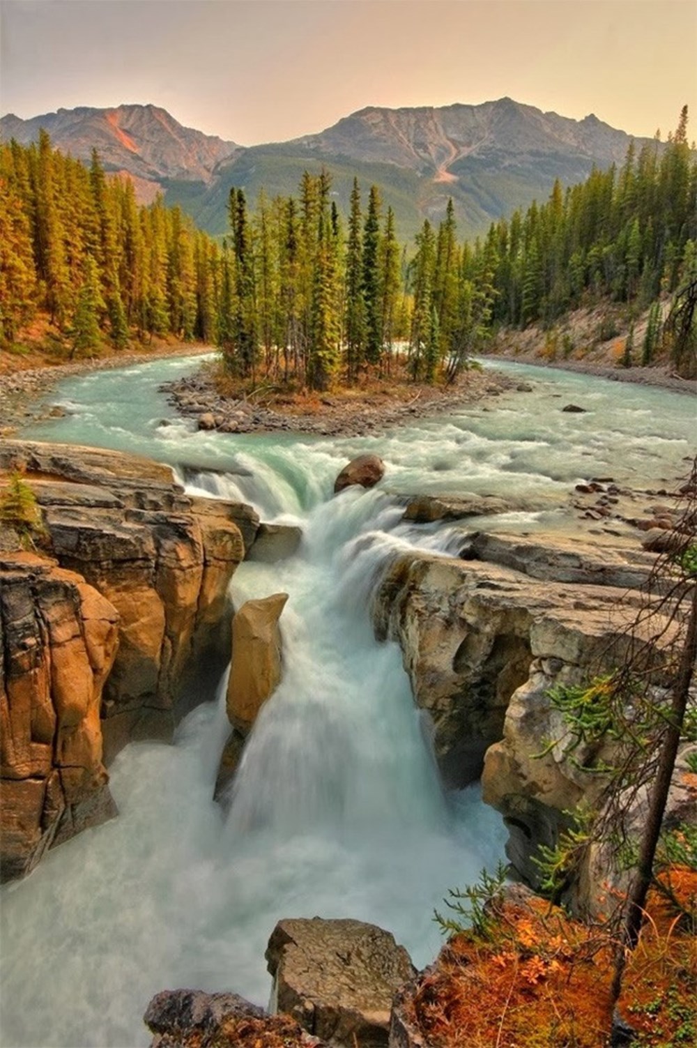 Mountain falls. Национальный парк Джаспер Канада. Водопад в национальном парке Джаспер, Канада. Водопад Хавасу Аризона США. Водопад Стигфоссен.