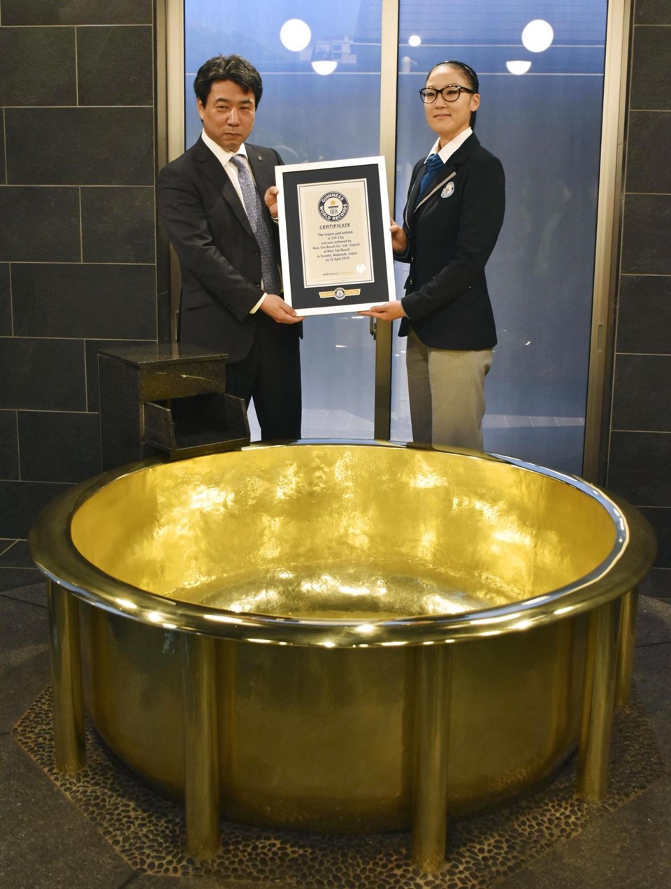 Dünyanın en ağır altın küveti Japonya'da - 1