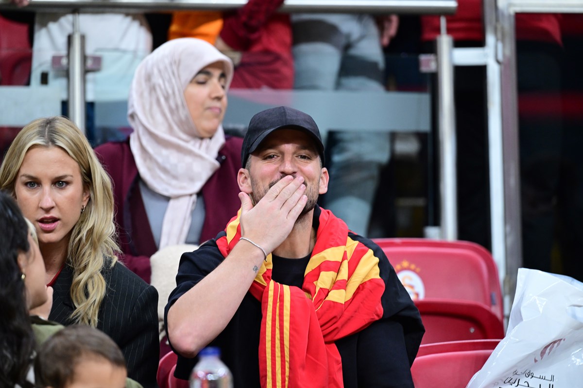 Taraftarın büyük sevgi gösterdiği Mertens ve oğlu Ciro, ultrAslan