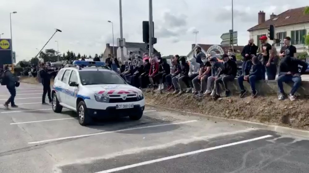 İndirimli oyun konsolu izdihama neden oldu, polis gazla müdahale etti - 5