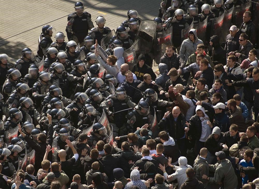 Парад позора. Поляна с толпой. Пиндосы в Сербии.