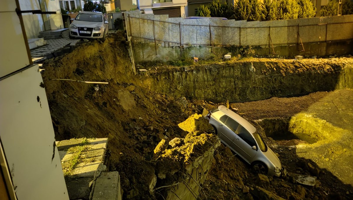 Kartal'da toprak kayması: Otomobil inşaatın temel çukuruna düştü