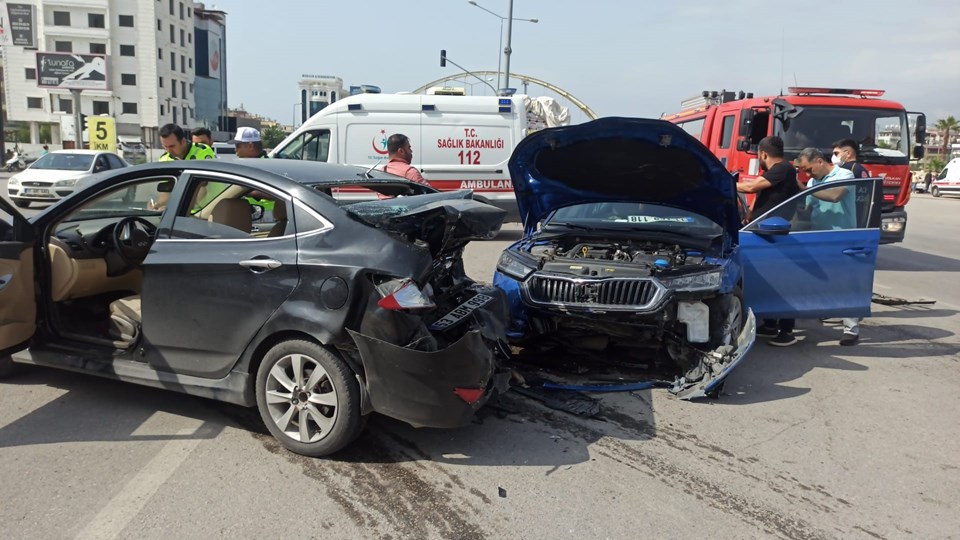 Freni patlayan kamyon 3 araca çarptı: 13 yaralı - 1