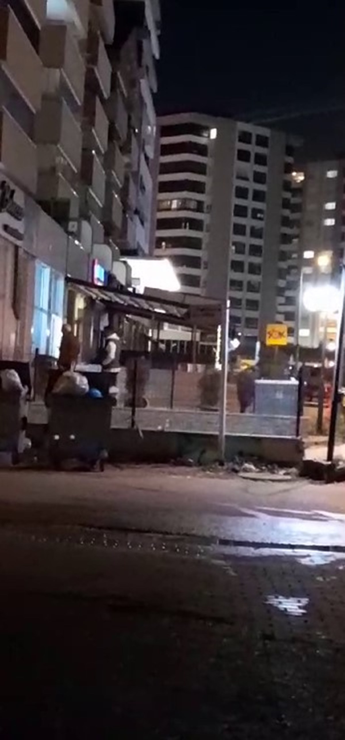 Olay sırasında kafede bulunanlar panikle kendini dışarıya attı Olay sırasında kafede bulunanlar panikle kendini dışarıya attı