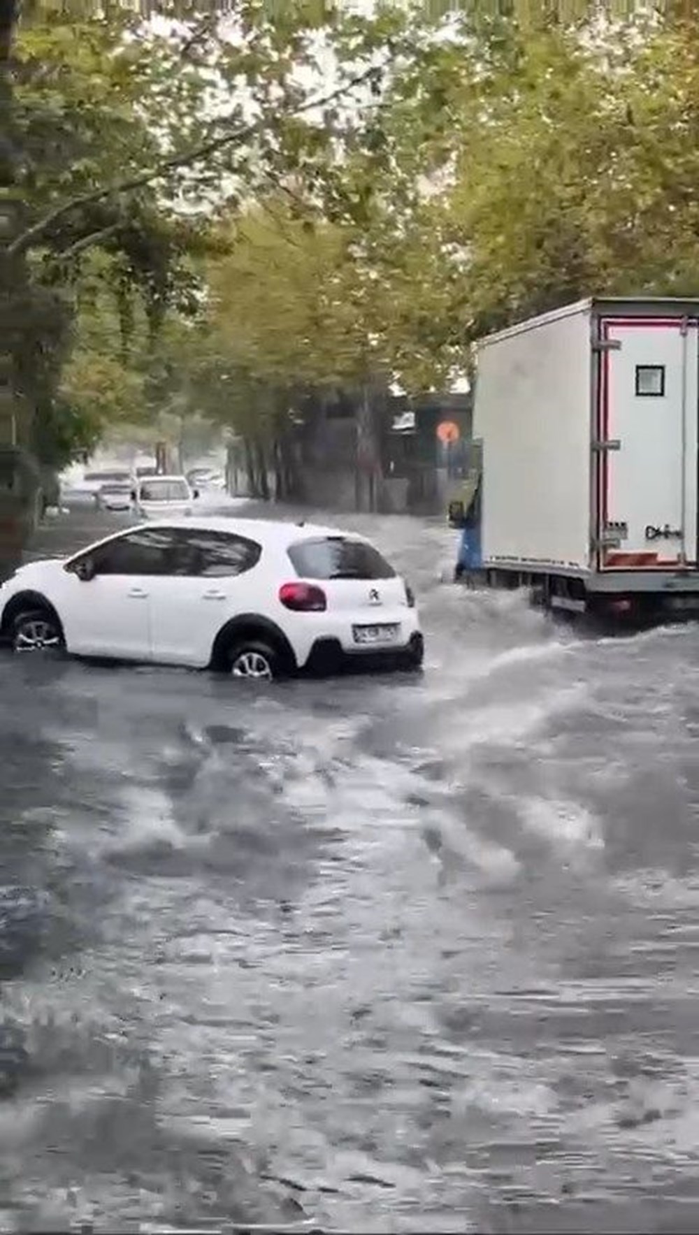 İstanbul'un Anadolu Yakası'nı sağanak vurdu: Yollar göle döndü, İETT otobüsünü su bastı - 4