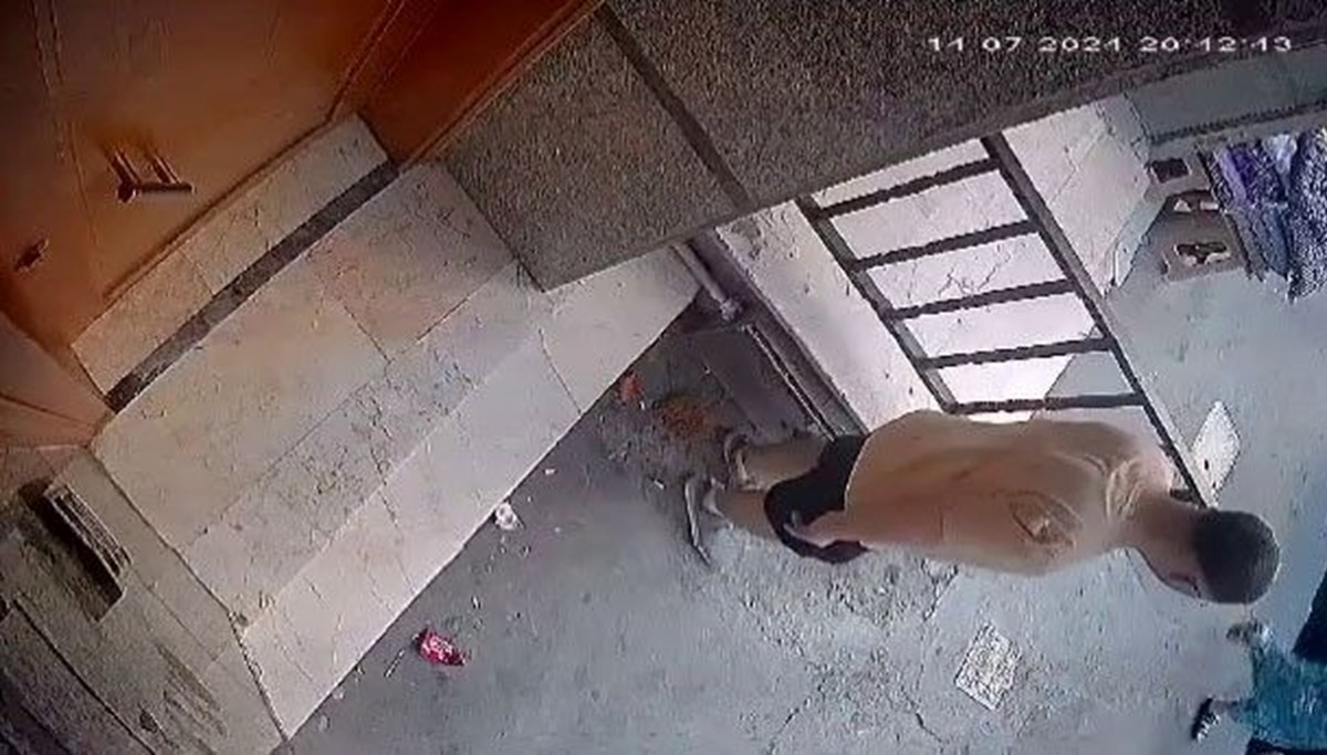 Esenyurt’ta hayrete düşüren anlar: Apartmanın önüne tuvaletini yaptı Esenyurt’ta hayrete düşüren anlar: Apartmanın önüne tuvaletini yaptı