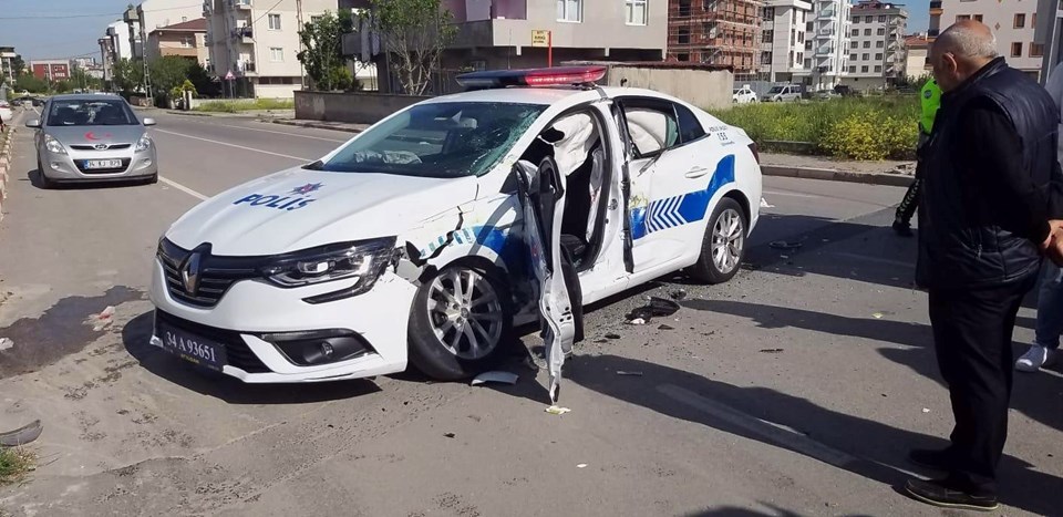 İstanbul'da halk otobüsü polis aracına çarptı - 1