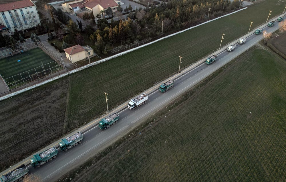 Kahramanmaraş’ta enkazı taşıyan hafriyat kamyonları metrelerce kuyruk oluşturdu - 6