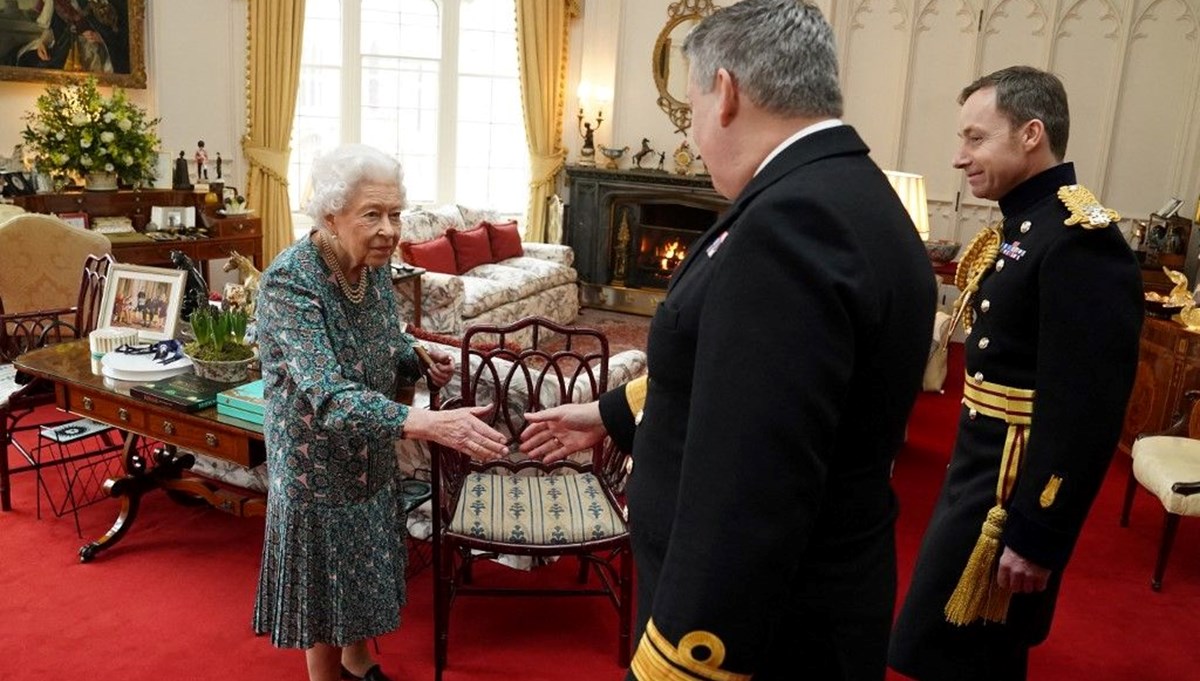 Sağlık durumu merak edilen Kraliçe Elizabeth ortaya çıktı