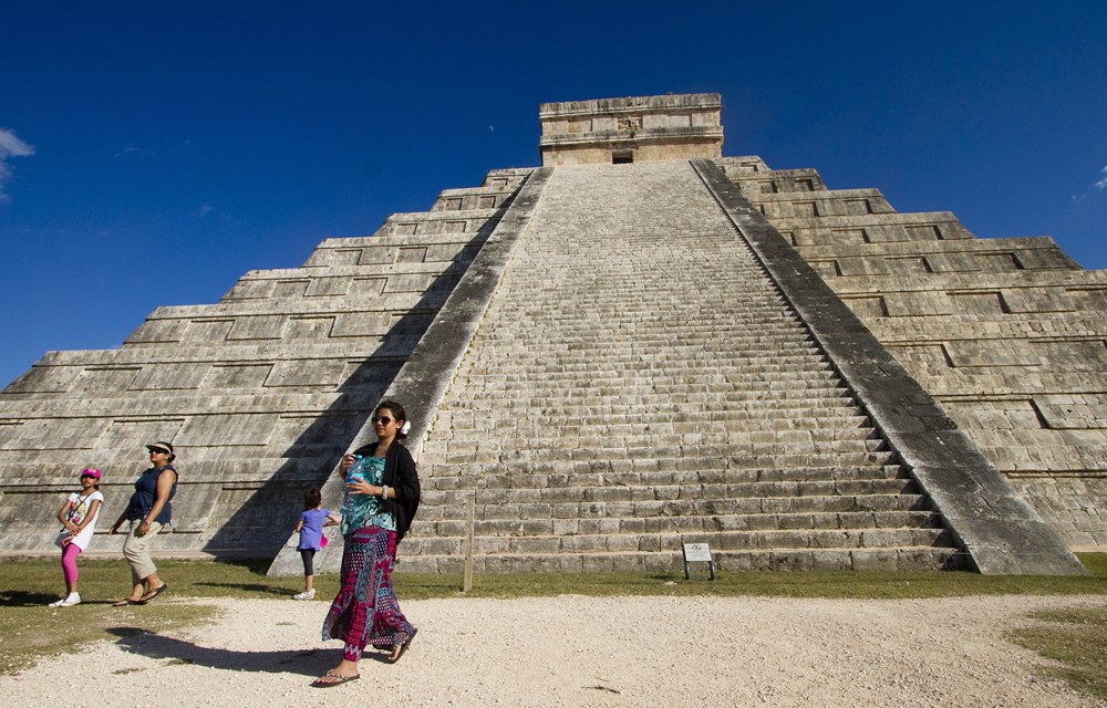 Meksika'da mayalara ait Chichen Itza antik şehrinde bulunan piramidal ...