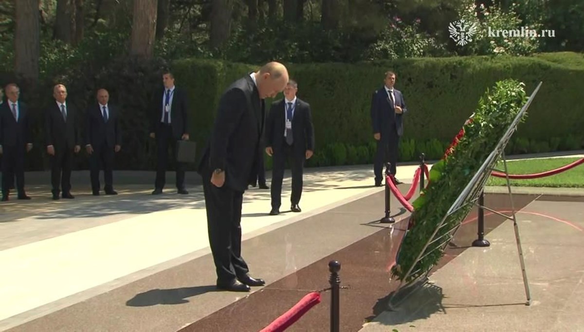Putin, Haydar Aliyev’in mezarını ziyaret etti Putin, Haydar Aliyev’in mezarını ziyaret etti