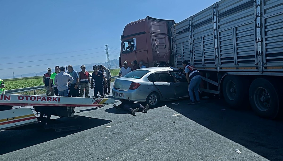 Otomobil TIR'a çarptı: 1 ölü, 5 yaralı