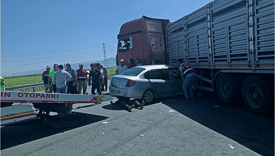 Otomobil TIR'a çarptı: 1 ölü, 5 yaralı