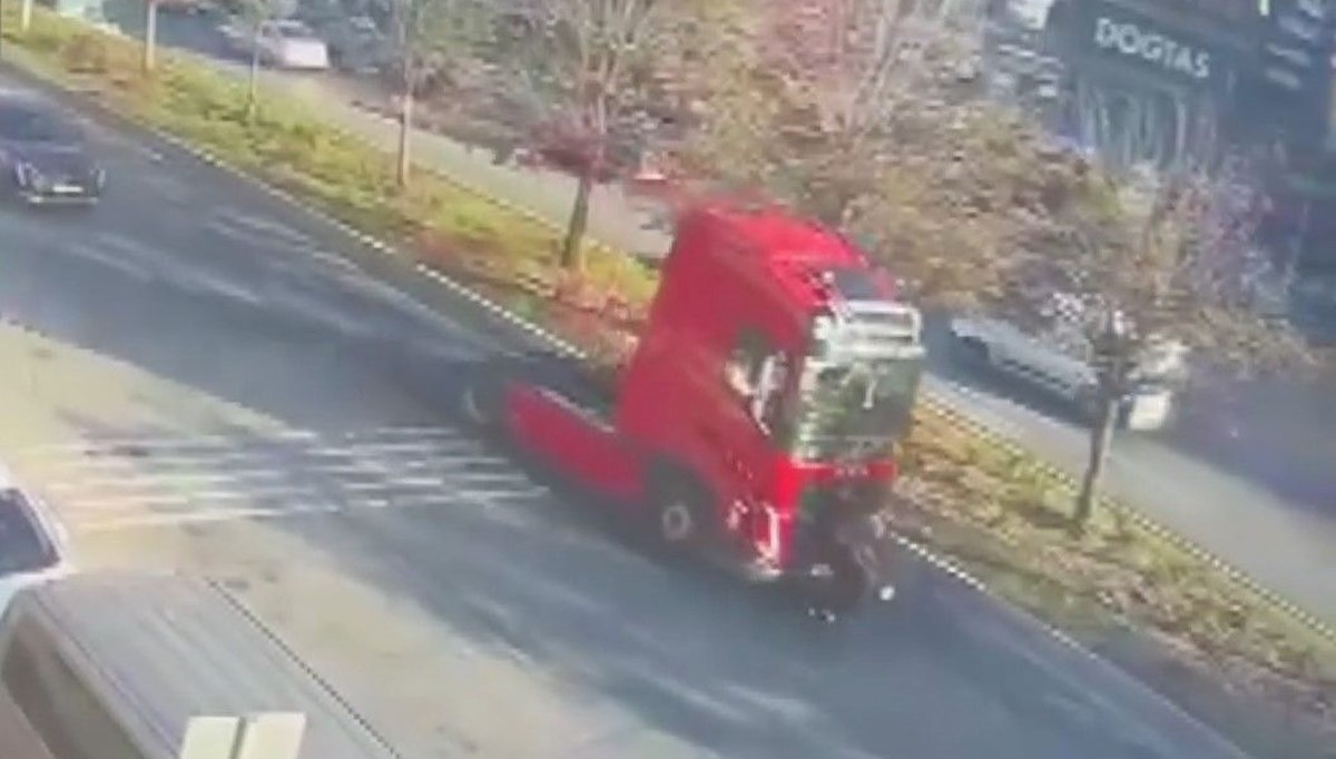 Pendik’te TIR dehşeti! Scooterlı Ecem feci şekilde can verdi Pendik’te TIR dehşeti! Scooterlı Ecem feci şekilde can verdi