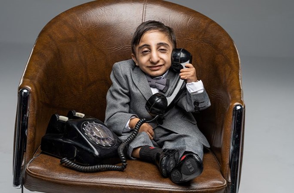 Dünyanın en kısa adamı seçildi: Ağır diye akıllı telefon taşıyamıyor - 5