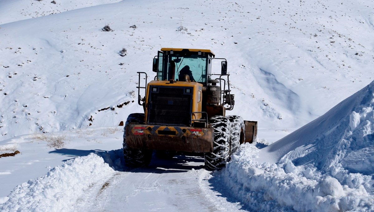 Bitlis'te karla mücadele: Kapanan 49 yol için çalışmalar sürüyor