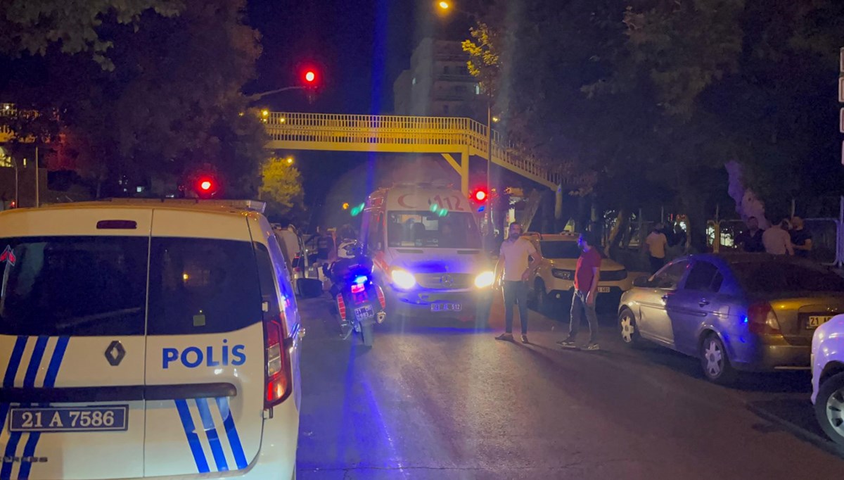 Diyarbakır’da olaylı gece: Husumetli aileler birbirine girdi, bir ev ateşe verildi Diyarbakır’da olaylı gece: Husumetli aileler birbirine girdi, bir ev ateşe verildi
