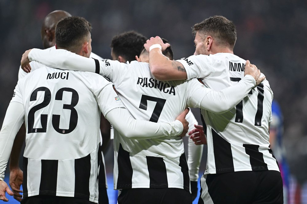 Beşiktaş Athletic'in yenilmezlik serisine son verdi: 4 gollü galibiyet - 6