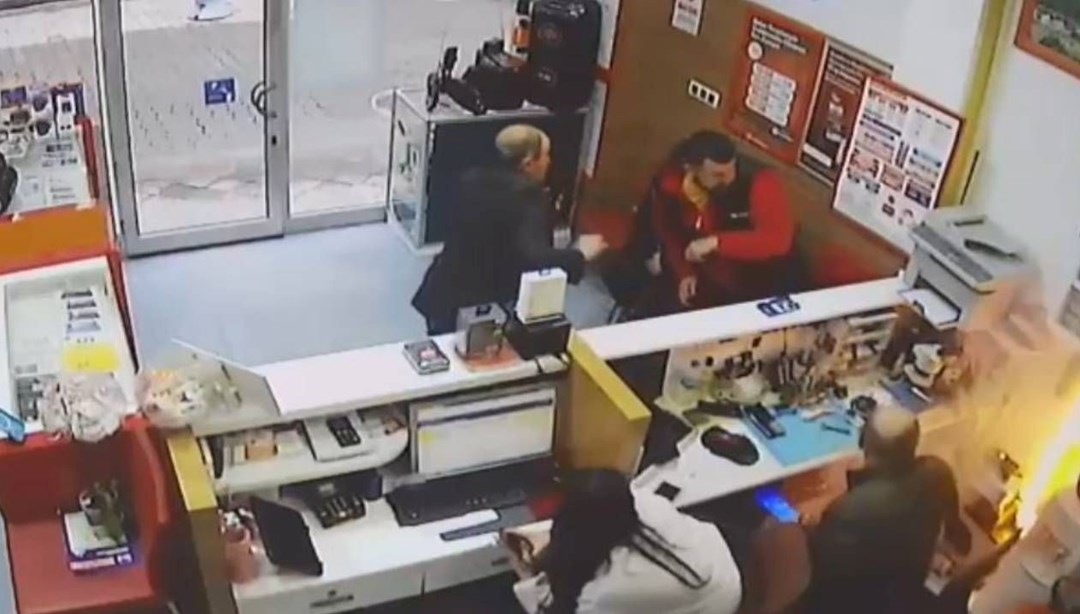 Cep telefonu bomba gibi patladı