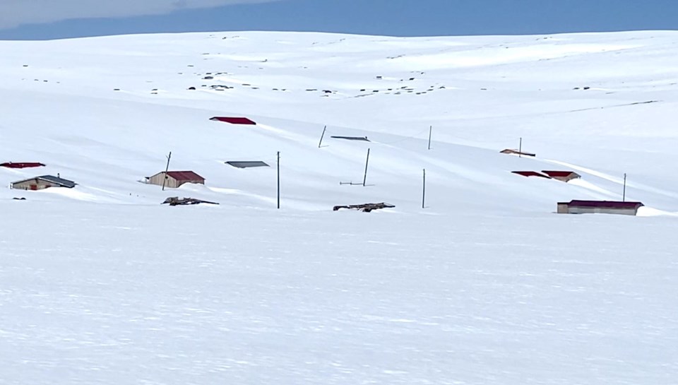 Ardahan'da yayla evleri nisan sonunda kar altında - 3