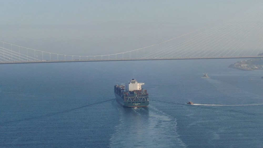 Dev konteyner gemisi İstanbul Boğazı'ndan geçti - 1