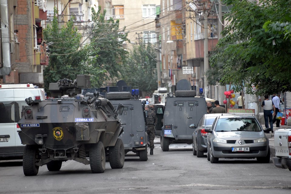 Diyarbakır'da polisin baskın düzenlediği evden ateş açıldı: 1 ölü - 1