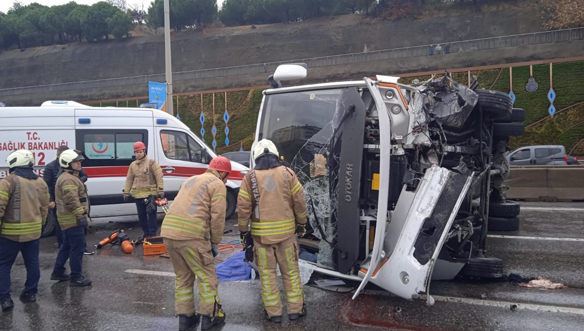 Maltepe'de minibüs devrildi: 1 ölü