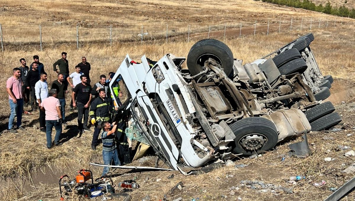 Gaziantep'te devrilen TIR'ın sürücüsü hayatını kaybetti