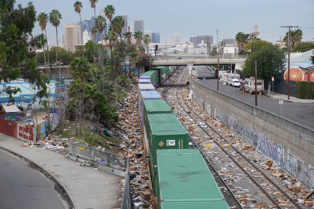 Los Angeles'ta hırsızlar, hareket halindeki yük trenlerini yağmaladı - 6