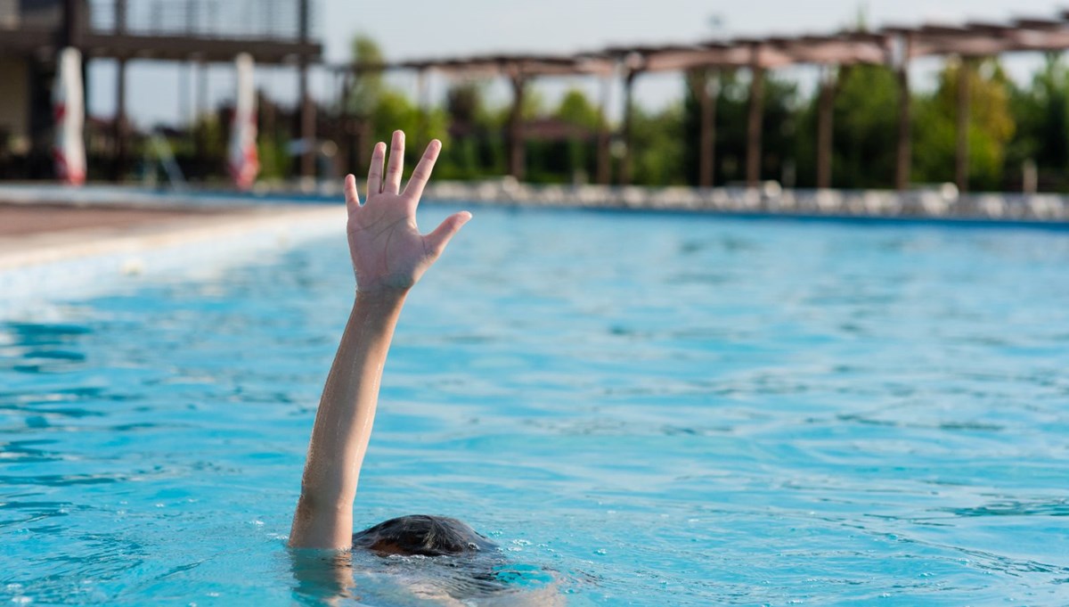 6 yaşındaki çocuk otel havuzunda boğuldu