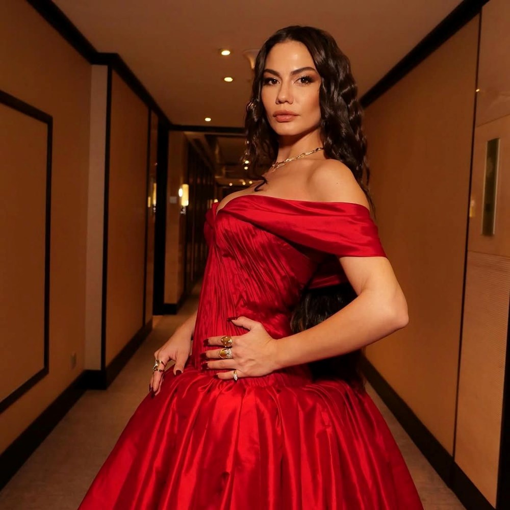 İrem Helvacıoğlu takipçilerini geçmişe götürdü (Ünlülerin çocukluk ve gençlik halleri) 115