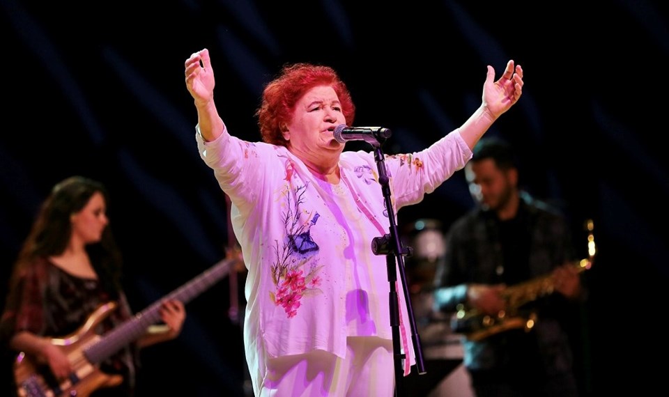 Selda Bağcan'dan sahne kıyafeti eleştirisi: Bu tarz giyinmeyi tasvip etmiyorum - 1