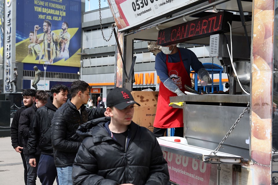 Fenerbahçe, Can Bartu anısına lokma dağıttı 72 nxAX45st k 6qssCyLUH9w