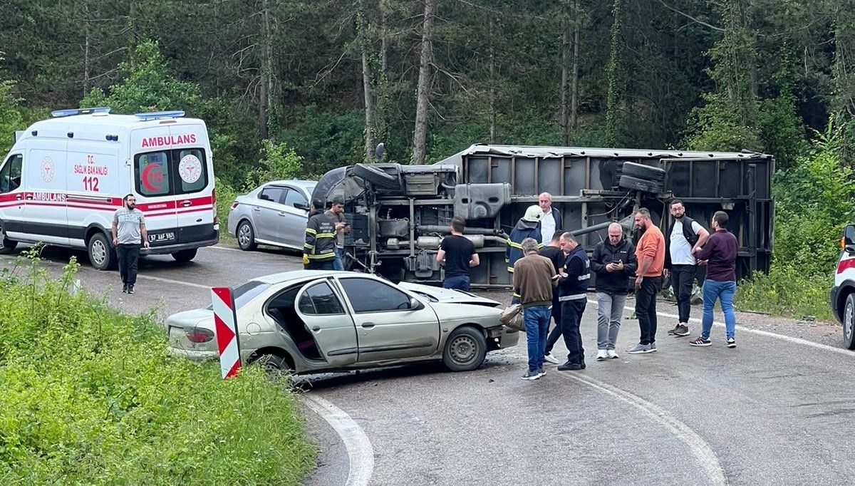 Sinop'ta kamyonet ile otomobil çarpıştı: 3 yaralı Sinop'ta kamyonet ile otomobil çarpıştı: 3 yaralı