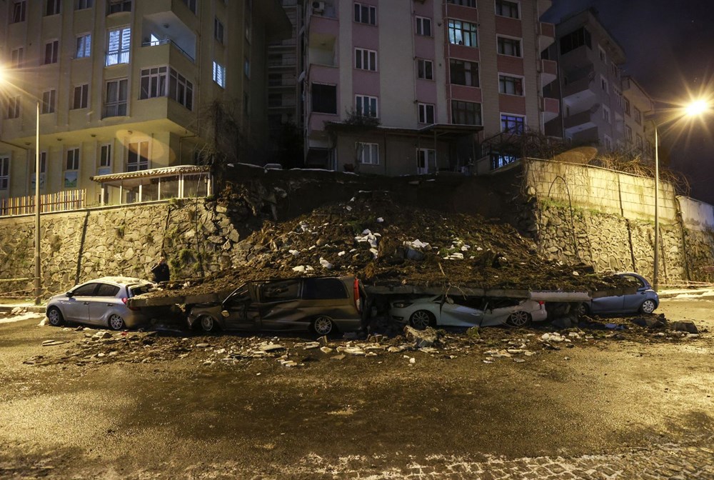 Kağıthane�de istinat duvarı çöktü, 4 araç altında kaldı Son Dakika