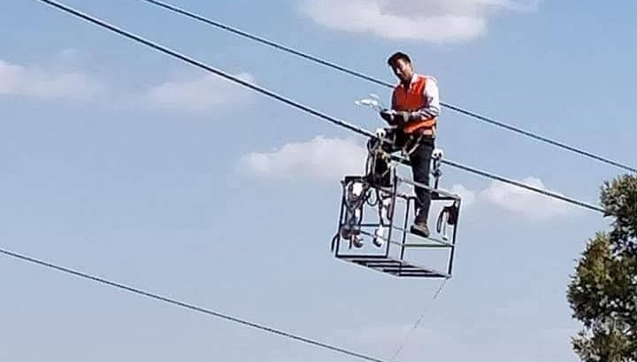 Elektrik direğinden düşen işçi öldü