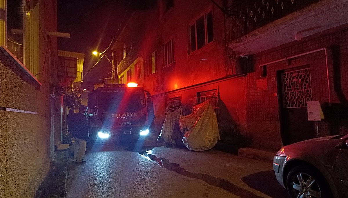 Gece yarısı evini ateşe verdi