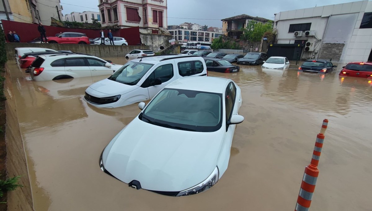 Trabzon'u sağanak yağış vurdu