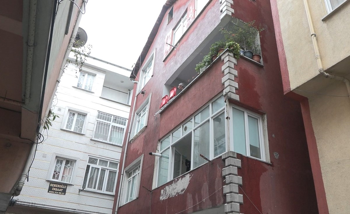 Esenler ilçesinde deprem sonrası çatlak oluşan bina Esenler ilçesinde deprem sonrası çatlak oluşan bina